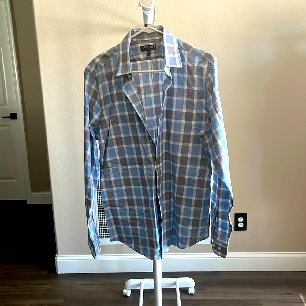 Express Men’s Modern Fit Button Down Casual/Dress Shirt. Medium